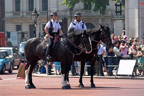 Londyn. Policjanci konni przed Pałacem Buckingham
